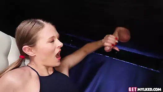 seksi sarışın verir handjob için ona adam