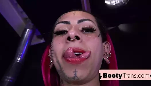 mürekkeplenmiş düzgün vücutlu transeksüel yetiştirilen içinde doggystyle sonra oral seks