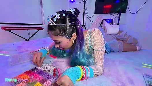 Penelope Woods anal tıkacını gösteriyor ve amının içine boşalıyor!