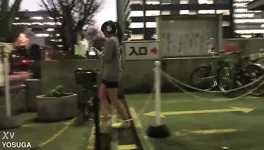 Güçlü bir tenis kulübünden büyük memeli bir kız gizli bir yarı zamanlı iş alıyor. Büyük göğüslerine masaj yaptırıyor