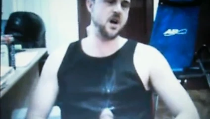 Asılı çük züppe masif boşalmak atış üzerinde kam