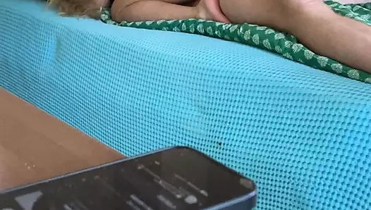 Kapının hemen arkasında parti yaparken arkadaş varken hızlı sikiş!