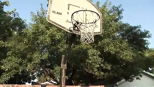 Crista Moore küçük deliğine büyük bir yarak alıyor