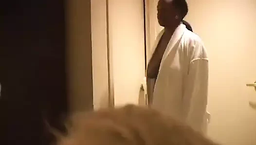 Doğal esmer kızlar yatak odasında beyaz delikanlının yarağını paylaşıyor