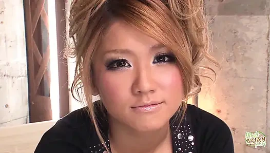 Sonunda onu emdikten sonra ağzına o dölü alıyor