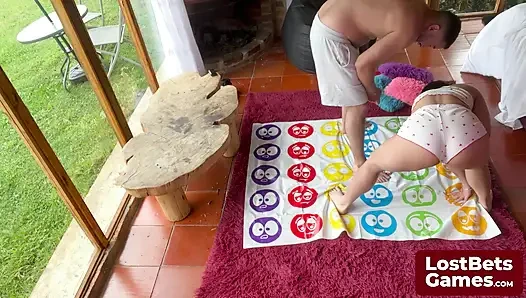 Striptiz Twister oyunu kazananı için sakso sürprizi