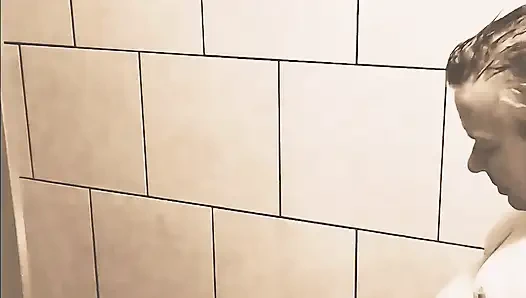 Ateşli orta yaşlı seksi kadınla seksi duş sikişi