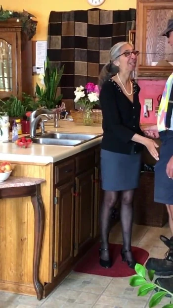 Обязательный для просмотра момент из "домашнего - зрелая милфа соблазняет замужнюю соседку"