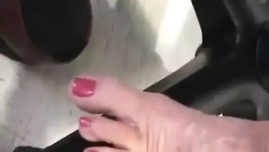 Milf öğretmenin çıplak ayakları