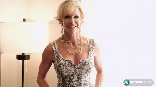 İri göğüslü evli kadın ve anne büyük, genç bir yarağı sikiyor