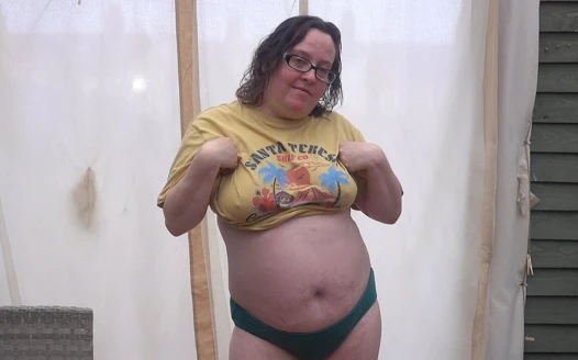 Külotlu ve sutyensiz gömlekle soyunuyor