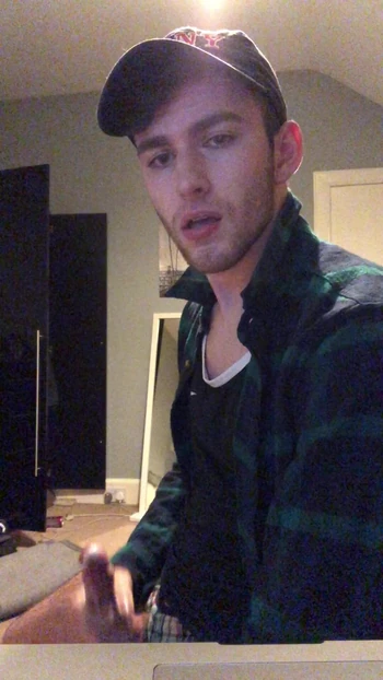 Горячий парень стреляет в горсть спермы