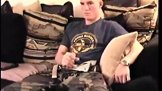 Heteroseksüel asker cj'i emiyor