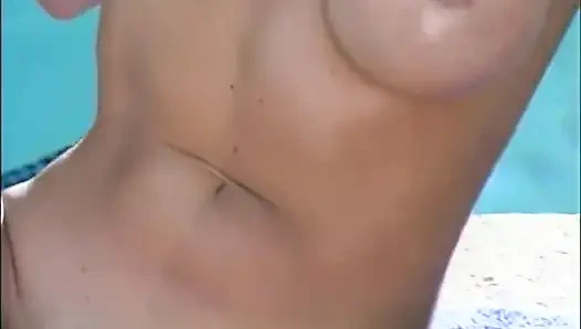 Güzel genç sarışın lezbiyenler dışarıda birbirlerinin ıslak amlarını emmeyi seviyor
