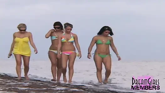 Tüm doğal üniversiteli kızlar bikinilerini çıkarıyor