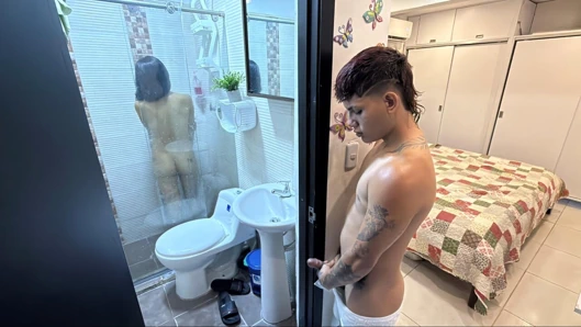 Üvey kız kardeşimin lezzetli bir şekilde almak ve içeri gelmek için kapı açık duş alması gerçeğinden faydalanıyorum.