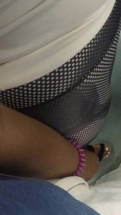 Возбужденная мачеха трогает незнакомца в поезде! Должен ли я рассказать об этом моему отчиму?