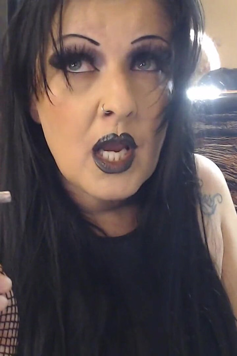 Gotik tanrıça sigara içiyor köle aşağılaması