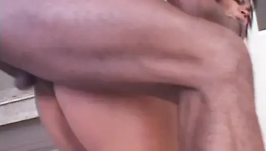 Büyük götlü Fransız siyah sürtük yarağa biniyor