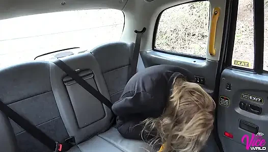 Kız kayboldu ve ViceTaxi'de sikiliyor