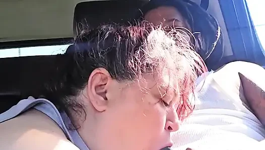 Halka açık döl yutuyor ve büyük zenci sağıyor