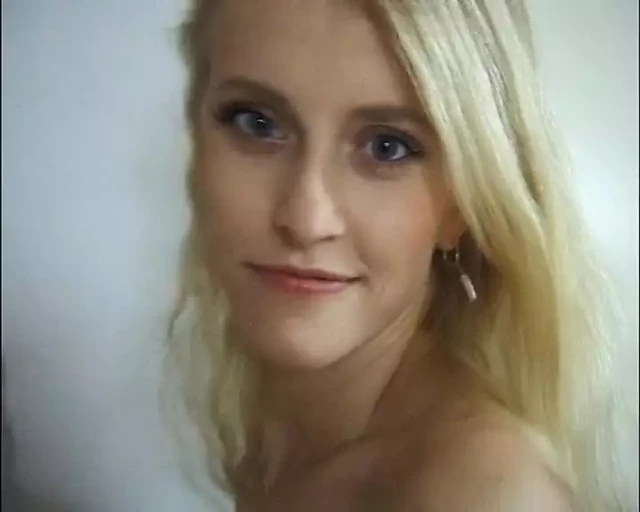 Saf sarışın genç Katerina'nın özel videounu yayımladı