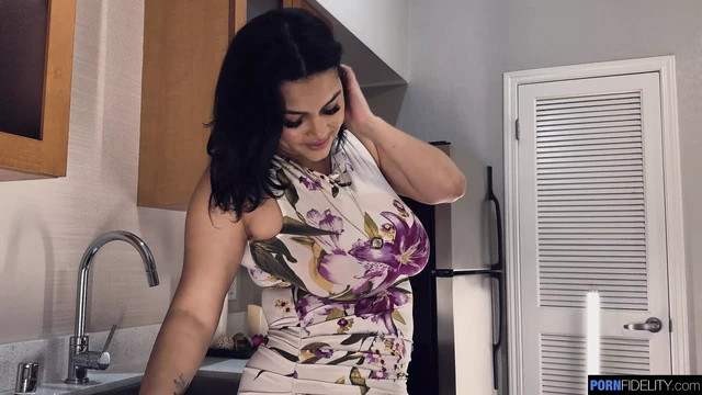 Ashlyn Peaks обожает трах ее большие сиськи и кримпаи