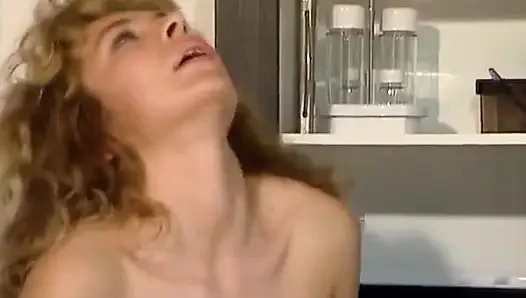 Çarpıcı Alman hatun büyük yarakla sikiliyor