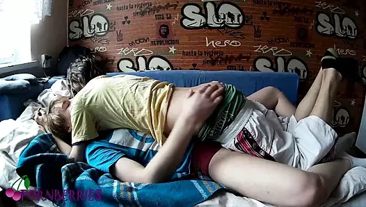 Genç arkadaşlar kasık ve ayakları ovmak