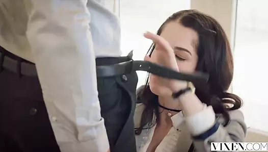 Vixen sıcak asistan blackmails patron için seks