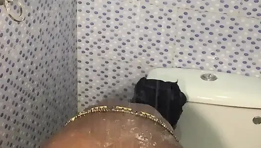 Ateşli zenci bebek banyoda göğüslerini ve götünü kameraya sallıyor