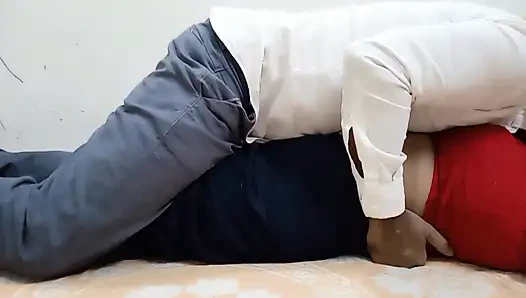 Bengalli ev hanımı kocası tarafından yatak odasında sikiliyor