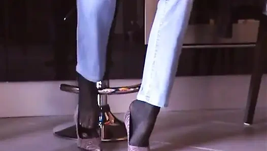 Siyah külotlu çoraplı ve pembe pompalı ayakkabı oyunu