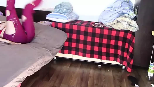 Amatör evli kadın kesiyor kıyafetlerini denerken eğleniyor.