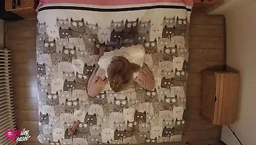 Sarışın model yatakta sertçe davranıyor