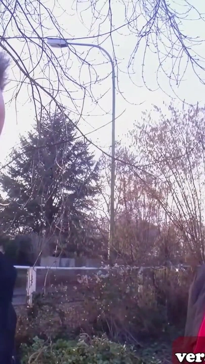 Alman sarışın ev hanımı seks için sokakta yaklaştı | Klip 1