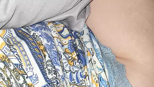 Külotsuz üvey anne üvey oğluyla yatakta oturuyor