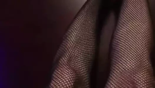Siyah file çorap giyen minik ayak ve uzun seksi ayak parmakları ile gerçekten güzel bacaklar