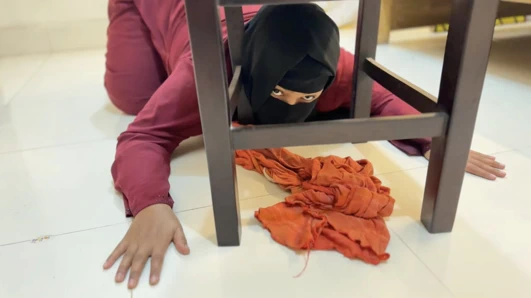 Büyük götlü güzel Arap ateşli üvey anne sandalye altında sıkıştı!