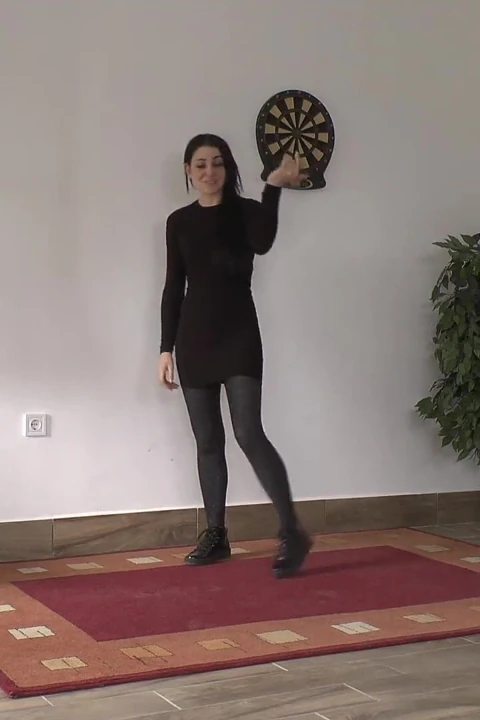 Güzel dyanna köleyi tekmeliyor