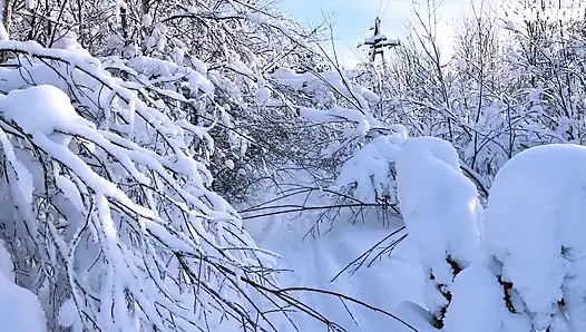 -30c Çok soğuk ama sevimli Rus kız ağzında dondurma istiyor