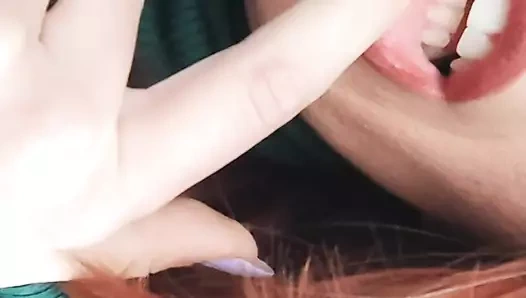 Karım ben araba sürerken oynamayı seviyor