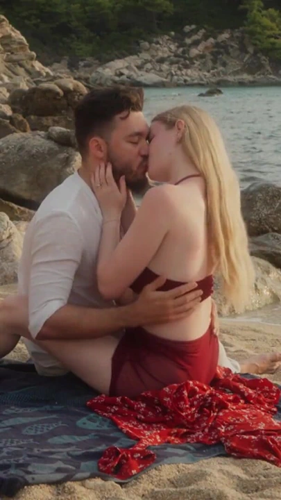 Açık havada seks için gizli bir plaj bulduk - gerçek amatör çift | Klip 1