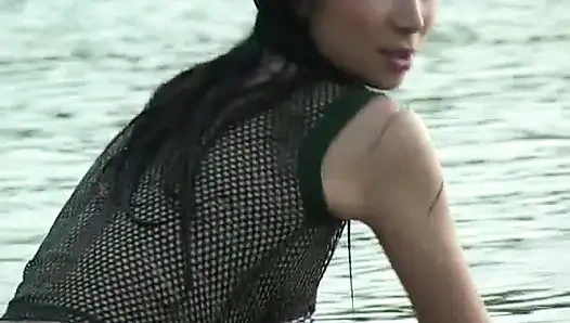 İki sevimli kız açık havada şehvetli