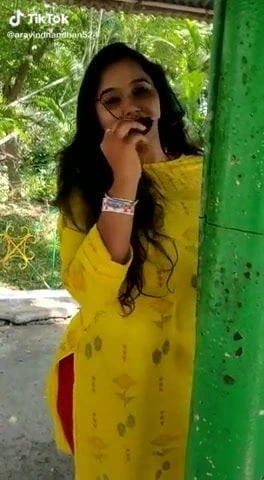 Seksi figür ve göstermek için büyük bir kıçı var