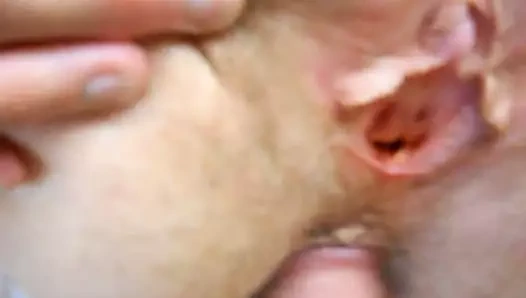 Göt kahrolası yayılıyor ve onu sert klitoris ve amcık gösteriyor