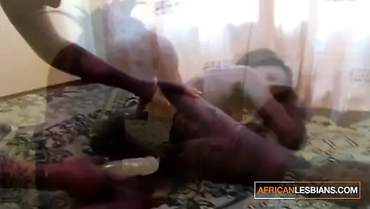 2 azgın zenci lezbiyen birbirlerini aç amcıklarını memnun etmek için dildo kullanıyor