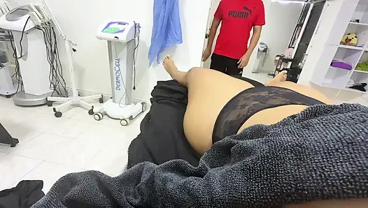 Masseuse rubs the pussy of voluptuous Latina doesn't resist and comes inside her broken pussy