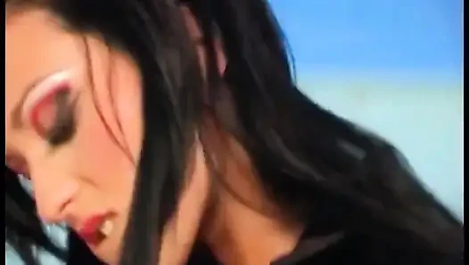 Lateks kaplı dominatrix azgın delikanlının sikişini alıyor