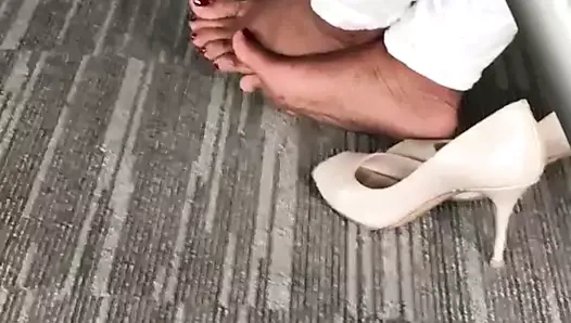 İş toplantısı sırasında ayak oynamak